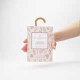Granaatappel en Hibiscus geurzakje met kapstokje 10 gram - Plantes & Parfums