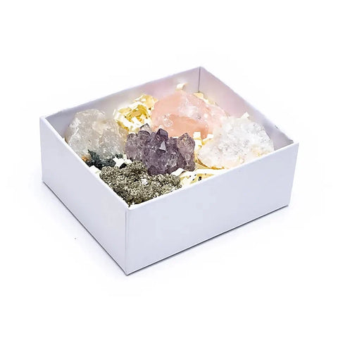 Geschenkdoosje met 5 ruwe kristallen