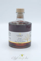 Stapelbare fles wijnazijn met frambozen